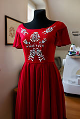 Šaty - Ručne vyšívané červené šaty - 15547552_