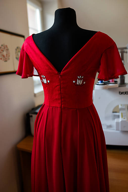 Ručne vyšívané červené šaty