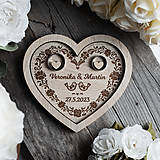 Darčeky pre svadobčanov - Drevený svadobný podnos pod obrúčky – srdce – Zaľúbené vtáčiky - 15546034_
