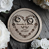 Darčeky pre svadobčanov - Drevený svadobný podnos pod obrúčky – kruh – Zaľúbené vtáčiky - 15546050_