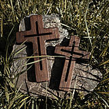 Dekorácie - Drevený krížik – vyrezaný kríž – ORECH masív - 15549542_