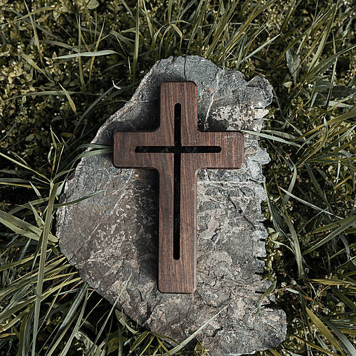  - Drevený krížik – vyrezaný kríž – ORECH masív (Veľký - 13,4cm x 21,3cm) - 15549538_