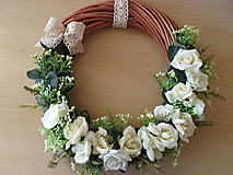 Dekorácie - Veniec s bielymi a krémovými ružičkami - 15553934_