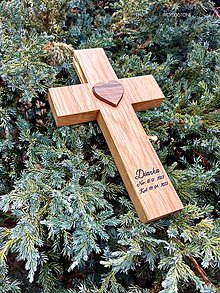 Dekorácie - Drevený kríž ku krstu dubový -Srdiečko orechové+pálenie ku krstu - 15554031_