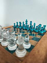 Sochy - Drevený šach so živicou s dymovým efektom - 15553977_