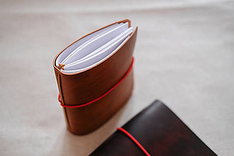 Papiernictvo - Kožený "Midori" zápisník - 120 listov s červenou gumičkou (A5 - koňaková) - 15555550_