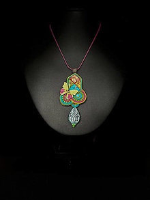 Náhrdelníky - Soutache náhrdelník s motýľom (jeden kus) - 15556599_