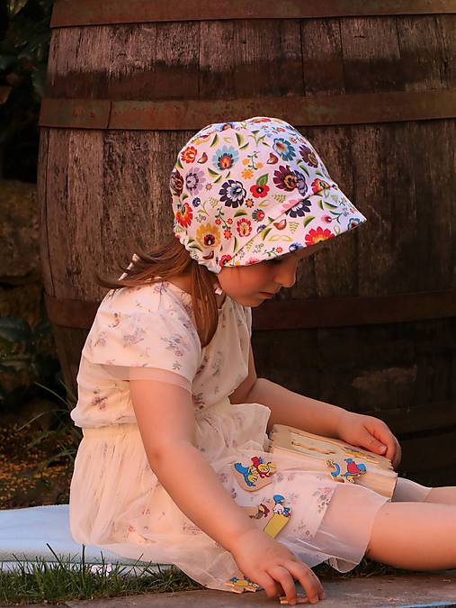 Letný detský ľanový čepček folkové kvety