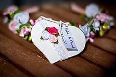 Darčeky pre svadobčanov - Svadobné magnetky ELEGANT so saténovými  ružičkami - 15560965_