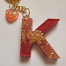 Kľúčenky - Kľúčenka s príveskom zo živice - "K" - 15560955_