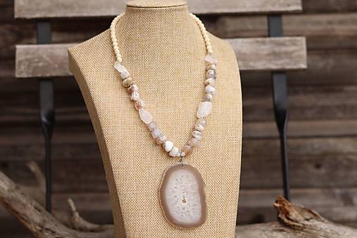 Mohutný náhrdelník z minerálov a plátkom achátu