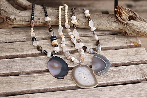 Mohutný náhrdelník z minerálov a plátkom achátu