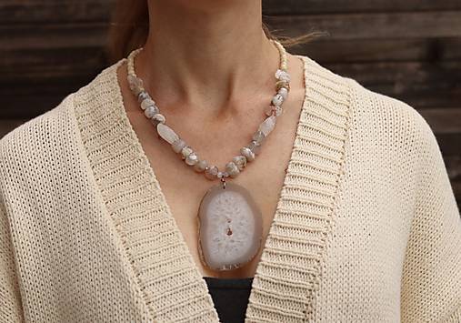 Mohutný náhrdelník z minerálov a plátkom achátu