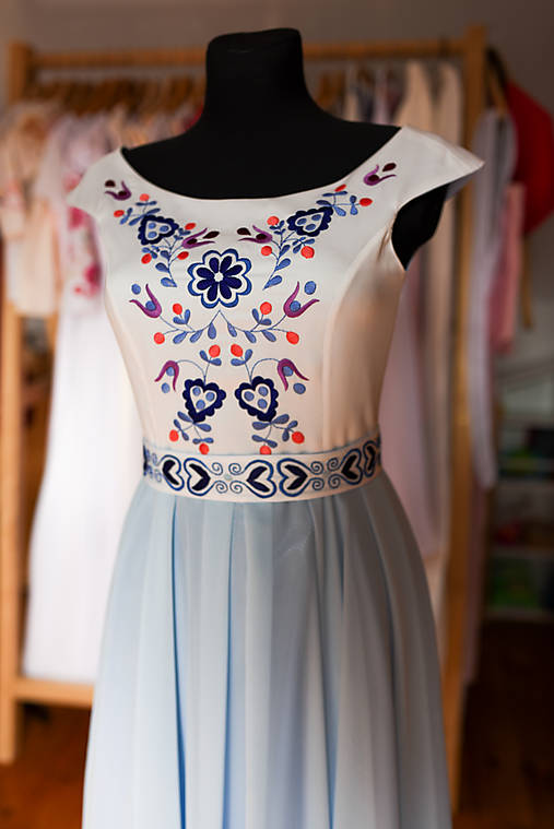 Modré vyšívané šaty