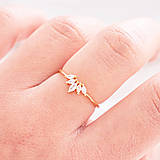 Prstene - Strieborný prsteň kráľovná so zirkónmi - 15562780_