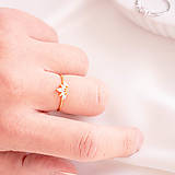 Prstene - Strieborný prsteň kráľovná so zirkónmi - 15562787_