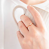 Prstene - Strieborný prsteň kráľovná so zirkónmi - 15562793_