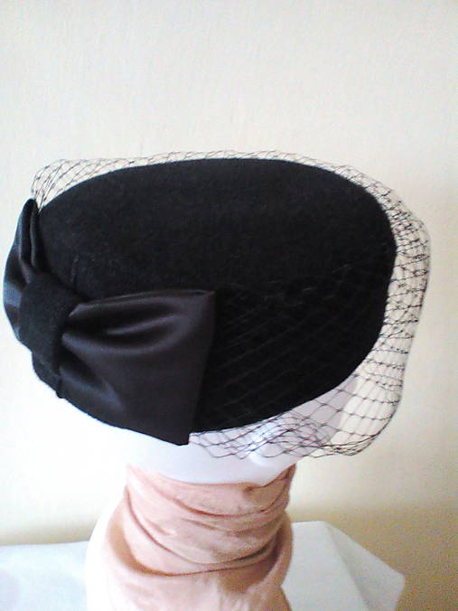 Čiapky, čelenky, klobúky - Klobúčik čierny so závojom - 15563710_