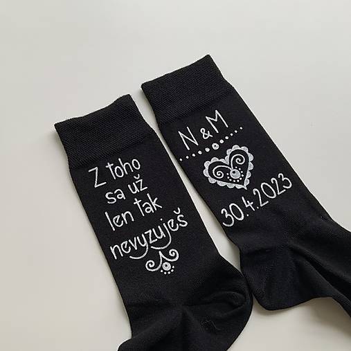Maľované ponožky k výročiu/svadbe “z toho už nevyzuješ / (čierne s nápisom nad členkom v bielom)