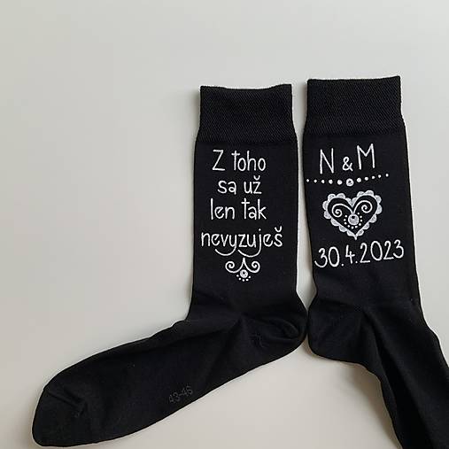Maľované ponožky k výročiu/svadbe “z toho už nevyzuješ / (čierne s nápisom nad členkom v bielom)