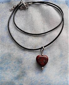 Náhrdelníky - Srdiečka na koži- náhrdelník (Jaspis brekciový) - 15565340_