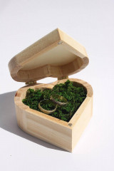 Prstene - Drevené srdce Šperkovnica ako svadobný vankúšik pod obrúčky alebo na prsteň - 15566715_