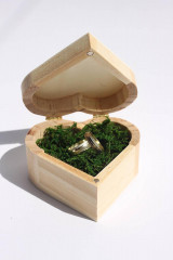 Prstene - Drevené srdce Šperkovnica ako svadobný vankúšik pod obrúčky alebo na prsteň - 15566717_