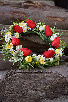 Dekorácie - Jarný veniec - Červené tulipány - 15569235_