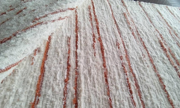 Úžitkový textil - Huňatý koberček  s oranžovými pruhmi  - 15571080_