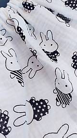 Detské oblečenie - Mini sukienka so zajačikmi z mušelínu (26 cm) - 15570967_