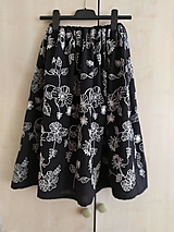 Sukne - Vyšívané kvety, čiernobiela sukňa - 15572292_