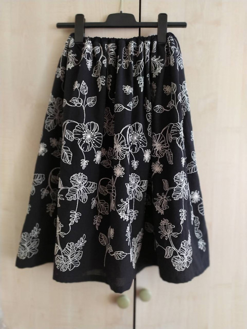 Vyšívané kvety, čiernobiela sukňa