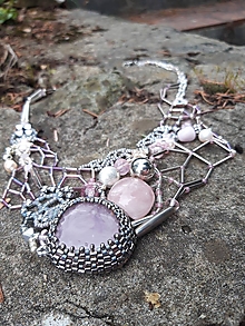 Náhrdelníky - Ružovo sivý náhrdelník s obšívaným ruženínom - 15552748_