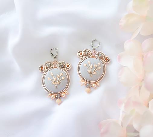 Náušnice - Vyšívané šujtášové náušnice RUŽOVÉ PÚČIKY  - 15570882_