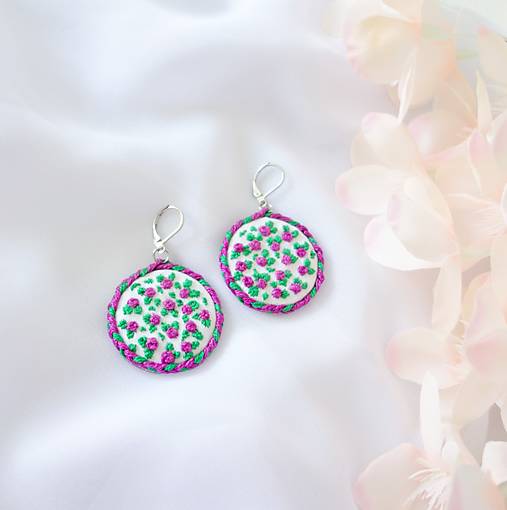 Náušnice - Výšívané náušnice ZÁHON RUŽÍ - 15572113_