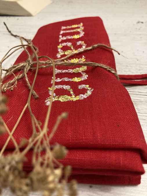 Úžitkový textil - Deň matiek -Ľanová utierka "mama" krásna červená s výšivkou - 15572781_