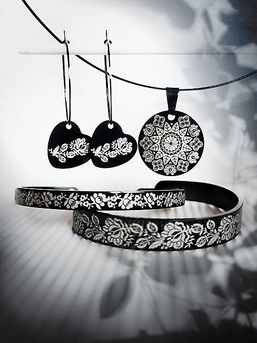 Podpolianske príbehy | Cenovo zvýhodnená sada - náušnice srdiečka na obruči, náhrdelník a dva náramky