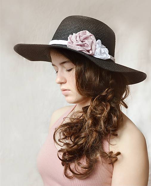 Dámsky klobúk slamený čierny s kvetmi