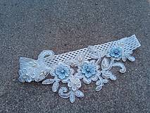Spodná bielizeň - svadobný podväzok Ivory + modré čipkové kvety 25 - 15577275_