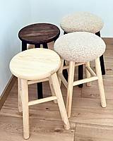 Okrúhle drevené stoličky 