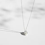 Náhrdelníky - náhrdelník STUHA medailón (medailón veľkosti S, retiazka 45-50cm) - 15583528_