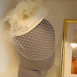 Ozdoby do vlasov - Šik svadobný klobúčik s francúzskym závojom - 15583953_