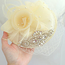 Ozdoby do vlasov - Šik svadobný klobúčik s francúzskym závojom - 15583946_