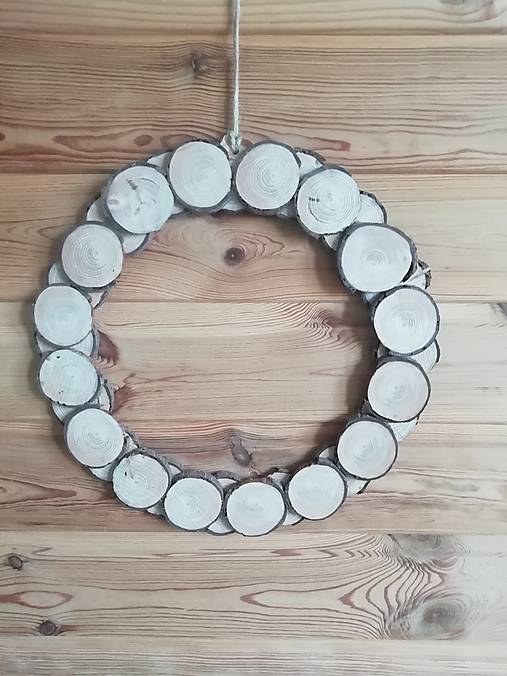 Dekorácie - Výpredaj - Prírodný veniec z drevených plátkov, priemer 28 cm - 15582330_