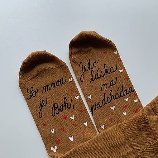 Motivačné maľované ponožky s nápisom: (”So mnou je Boh, jeho láska ma predchádza!” (Horčicové))