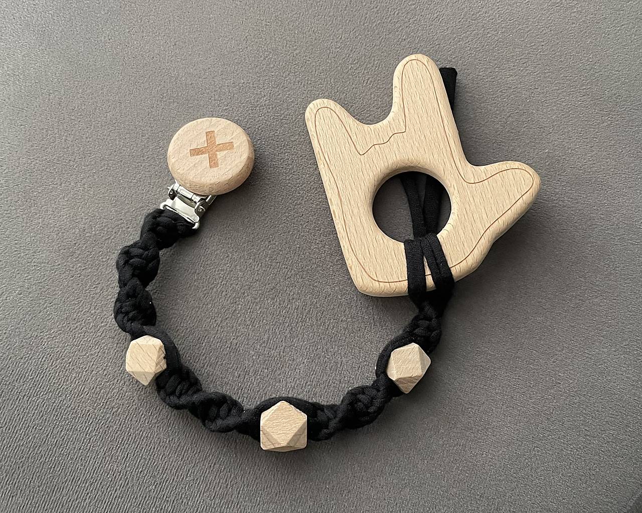 Pletená retiazka na cumlík/dudlík alebo hryzadlo + drevené hryzadlo “Malý rebel”