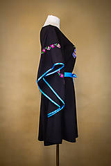 Šaty - Vyšívané šaty z Pliešoviec – čierne s motýlími rukávmi (M) - 15586332_