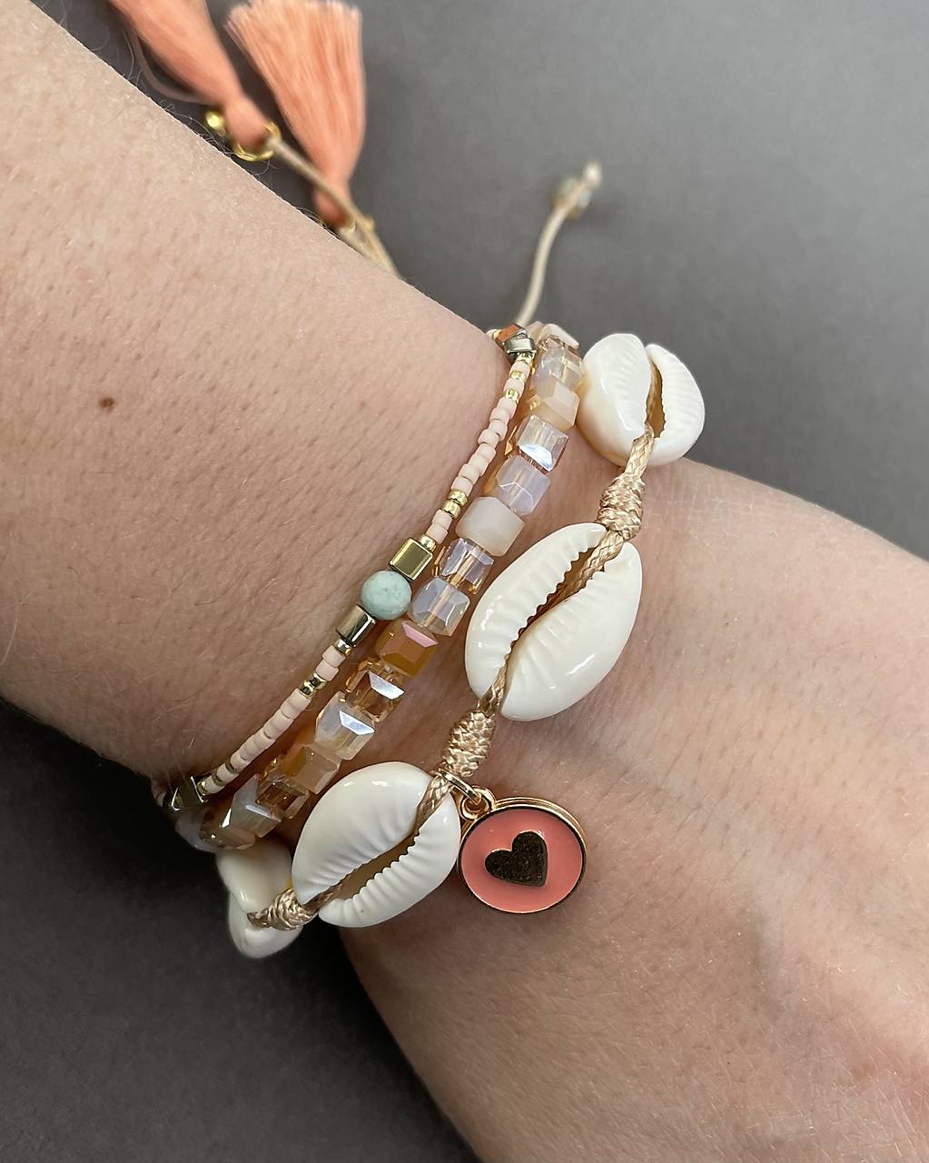 Mušličkový BOHO náramok so strapcami