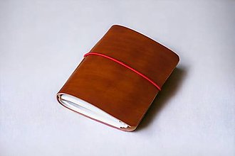 Papiernictvo - Kožený "Midori" zápisník - 120 listov s červenou gumičkou (A6 - koňaková) - 15592356_