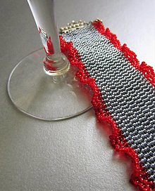Náramky - Sivý ručne šitý korálkový náramok s červeným volánikom - 15594418_